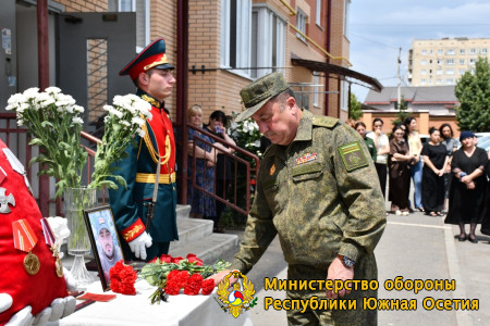 Подвиг во имя Отечества: в столице Республики Южная Осетия открыли мемориальную доску герою СВО Вадиму Габараеву