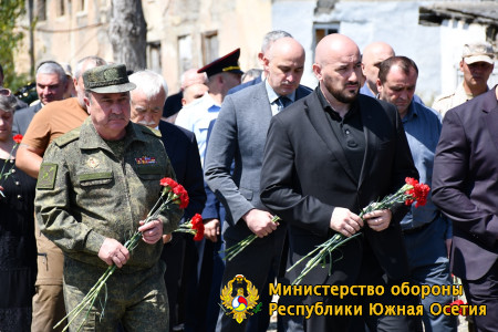 Министр обороны РЮО генерал-полковник Юрий Яровицкий совместно с руководством республики возложил цветы к местам гибели защитников Отечества