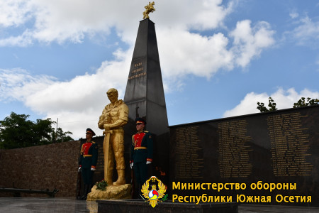 Руководство Минобороны Южной Осетии возложило цветы к мемориалу «Воинская слава» в память о жертвах августа 2008 года