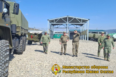 Министр обороны Республики Южная Осетия оценил состояние парковой зоны хранения техники