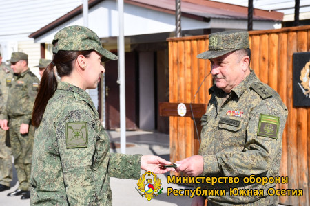 В Минобороны Южной Осетии к 36-й годовщине провозглашения Республики вручили ведомственные награды и присвоили внеочередные звания